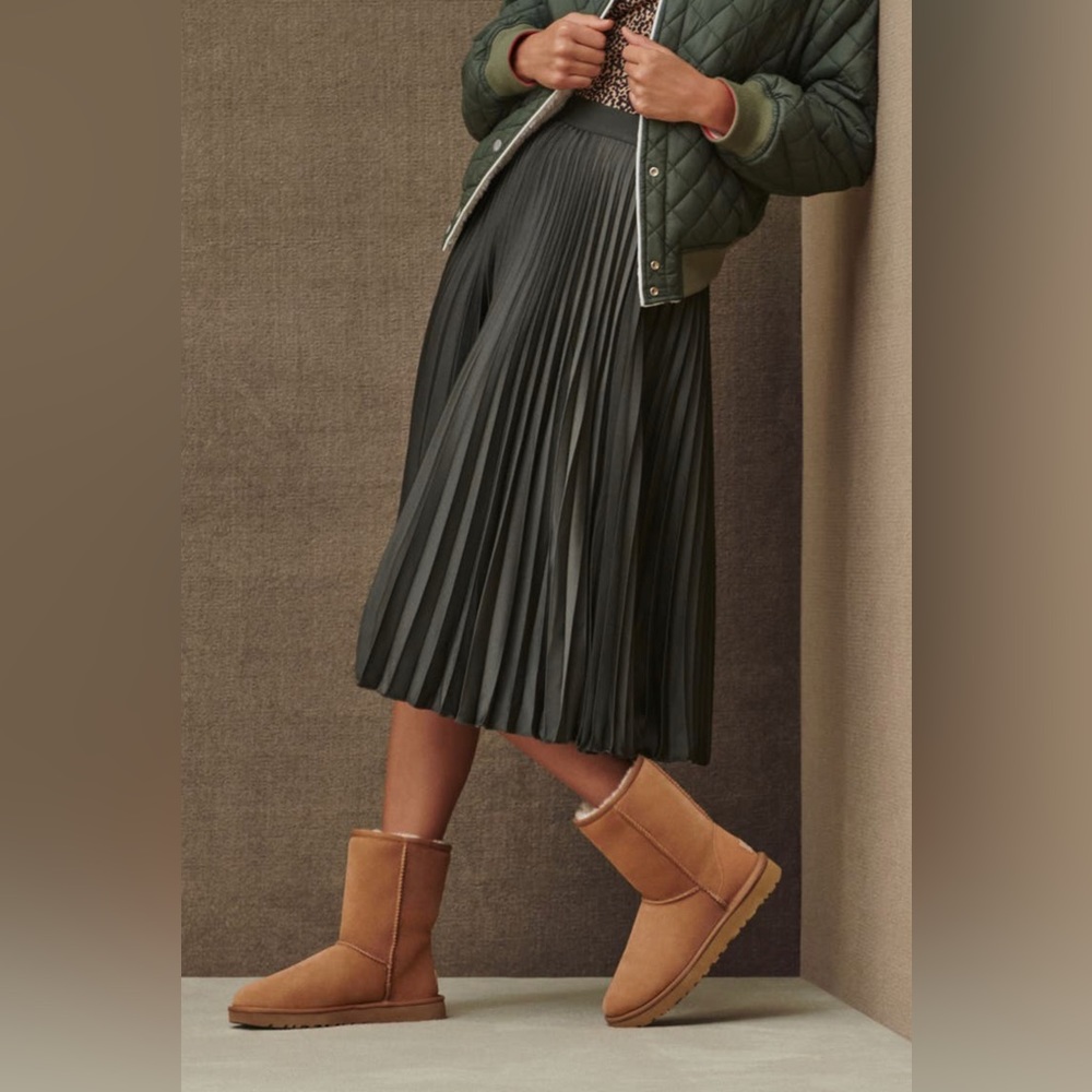 Ugg Classic Short II Genuine Shearling lined boot